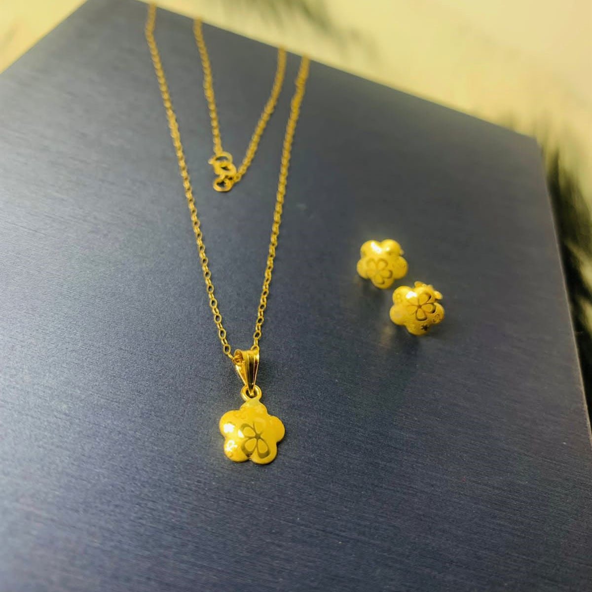 GSTFF-1035-001-0118k Real Saudi Gold Flower Set With Earrings